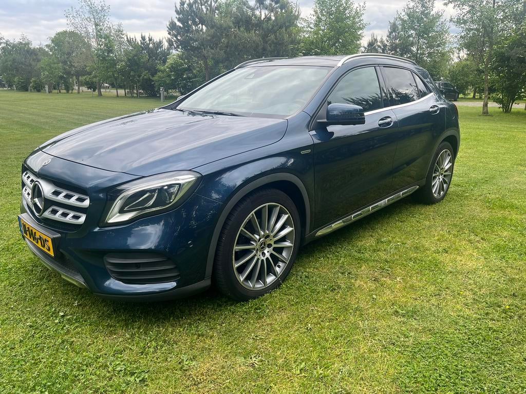 Mercedes-Benz GLA klasse 180 EDITON AMG 360 camera, Auto's, Mercedes-Benz, 4 cilinders, 715 kg, Blauw, 122 pk