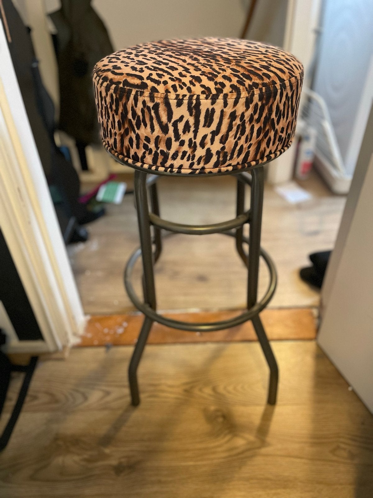 Leopard print barkruk - Zo goed als nieuw, Ophalen, Met voetsteun, 60 tot 90 cm, Zo goed als nieuw