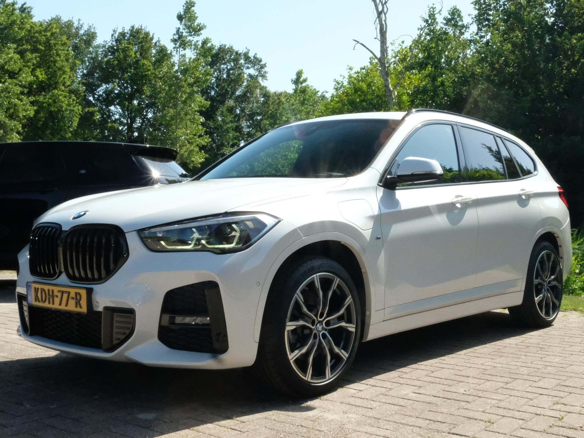 BMW X1 xDrive25e M Sport 220 PK | M-Sport | Trekhaak | 19 in, Auto's, BMW, Stof, Gebruikt, Automatische klimaatregeling, Wit