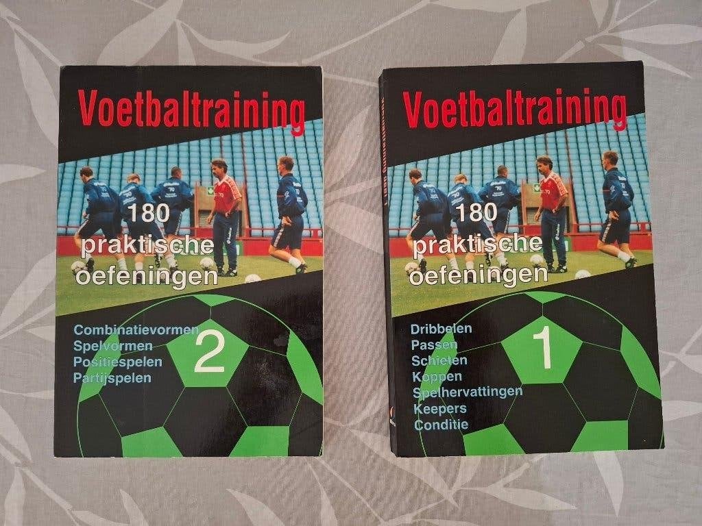 VOETBALTRAINING - 180 praktische oefeningen DEEL 1 + 2, Boeken, Ophalen of Verzenden, Gelezen, Balsport