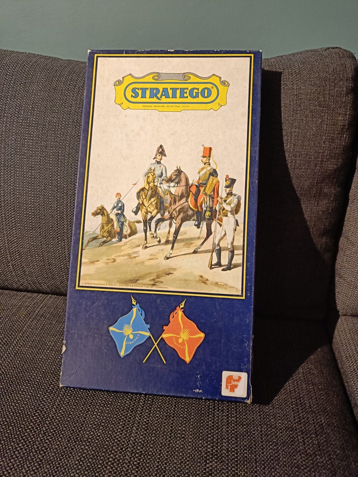 Stratego klassieke versie met ronde torens, Een of twee spelers, Ophalen of Verzenden, Zo goed als nieuw