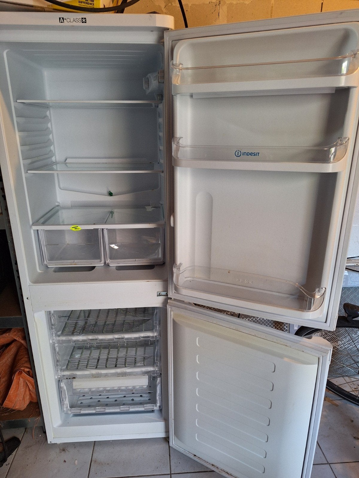Indesit Koelkast met Vriezer - A+ Klasse, Witgoed en Apparatuur, Koelkasten en IJskasten, 150 tot 200 liter, Gebruikt, Met aparte vriezer