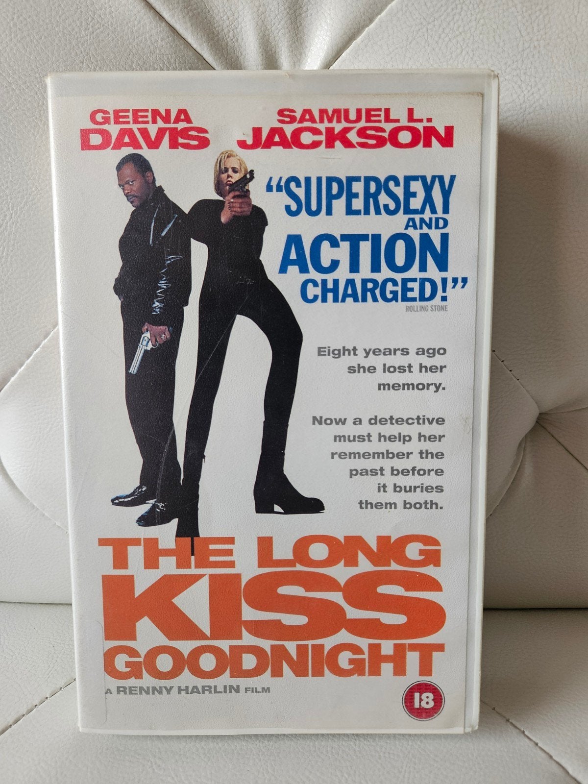 VHS The Long Kiss Goodnight, Vanaf 16 jaar, Ex-rental, Ophalen of Verzenden, Thrillers en Misdaad