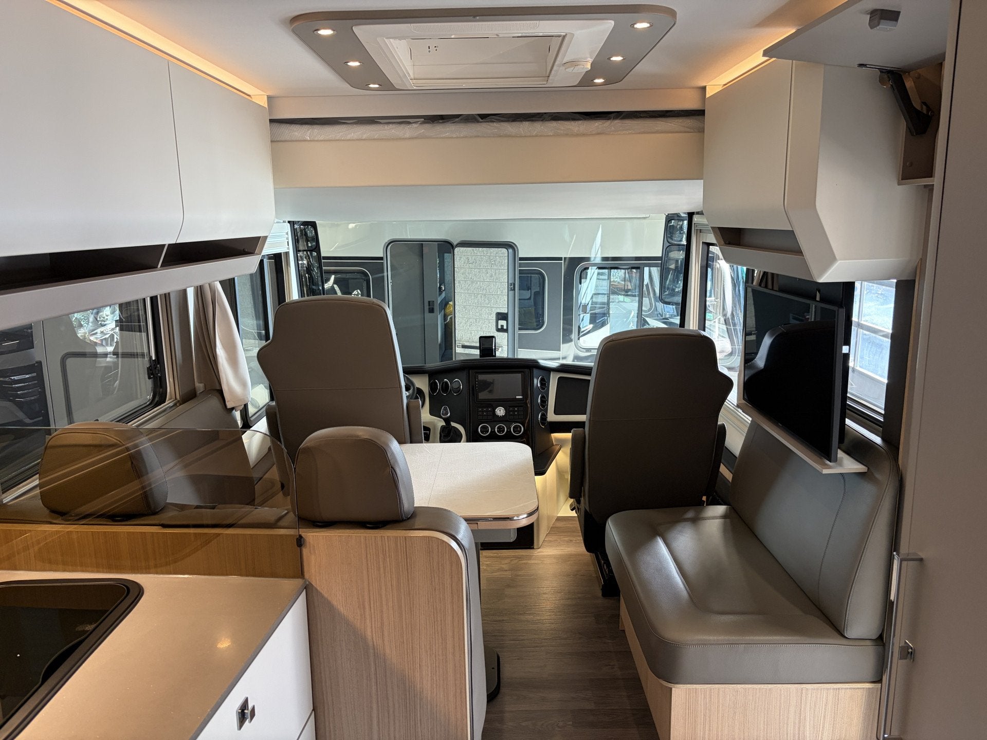 Morelo LOFT 82M 207pk Aut Queensbed Hefbed Luchtvering 8.2m, Galliersweg 39
5349AT  OSS, NL, Diesel, 8 tot 9 meter, Mark@niesmannbischoff.nl