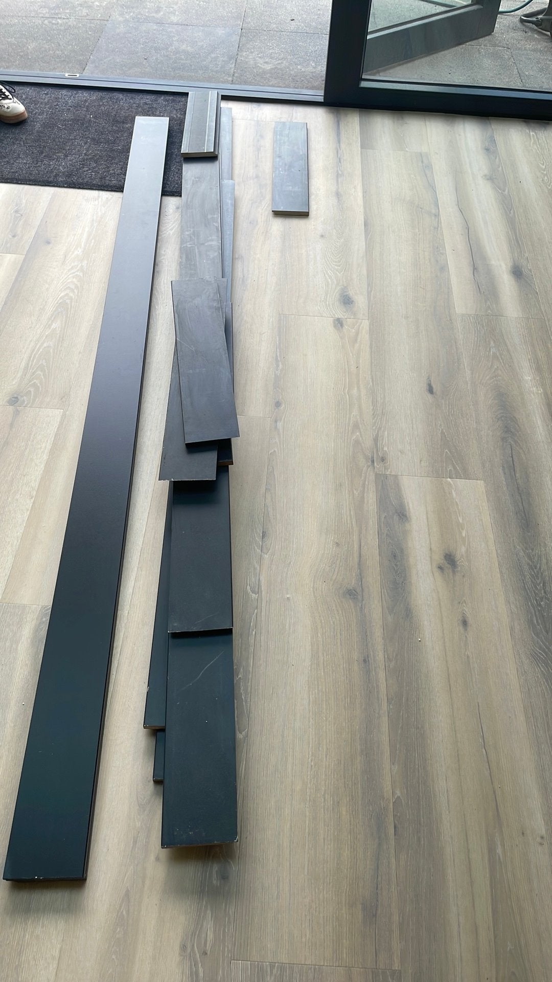 Zwarte plinten, Ophalen, Zo goed als nieuw, Mdf, 200 tot 250 cm