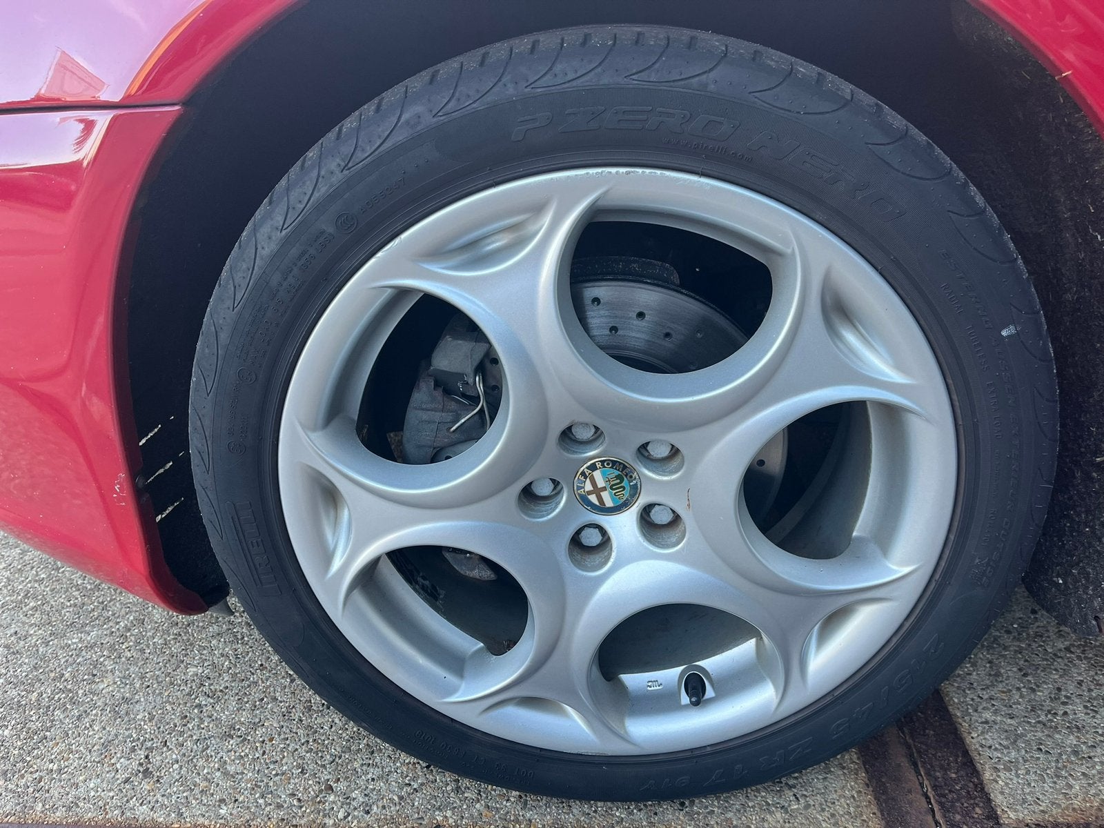 Originele Alfa Romeo 17” velgen 5x98 + Pirelli banden, Ophalen, Velg(en), 17 inch, Personenwagen