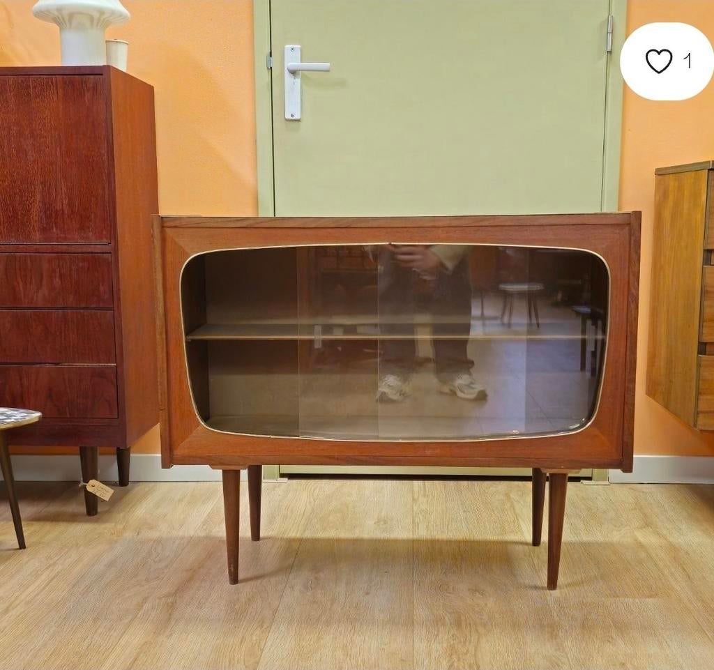Op zoek: klein mid century vitrine kastje, Huis en Inrichting, Kasten | Vitrinekasten, Ophalen of Verzenden, 25 tot 50 cm, 50 tot 100 cm