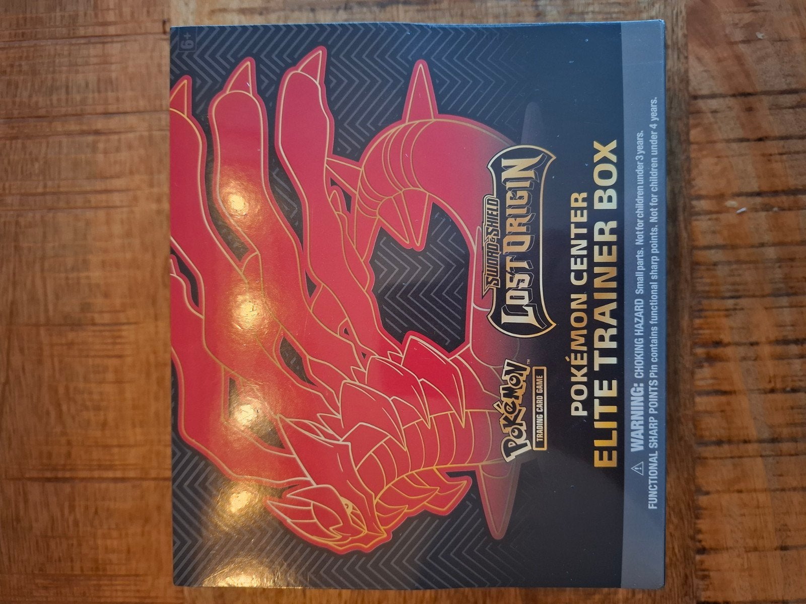 Lost Origin Elite Trainer Box (Pokémon Center), Ophalen of Verzenden, Nieuw, Overige typen, Foil