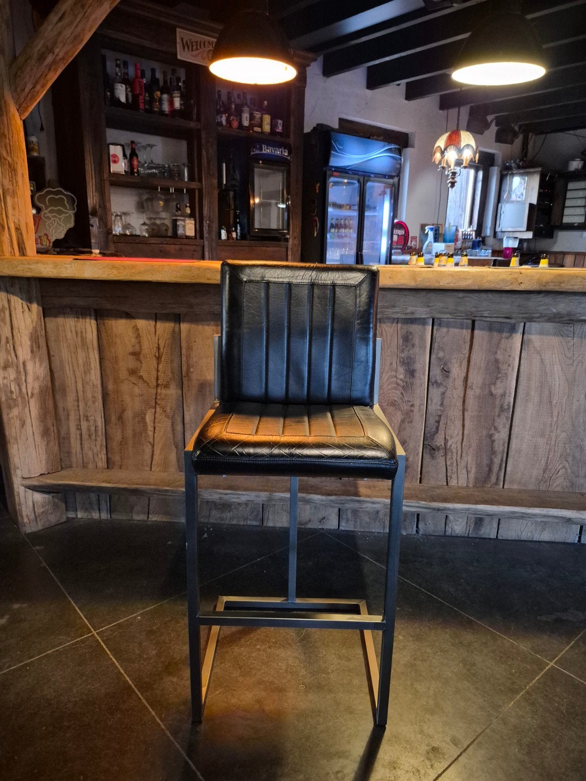 Stijlvolle barkruk met metalen frame en lederen zitting., Ophalen, 5 krukken of meer, Met voetsteun, 60 tot 90 cm