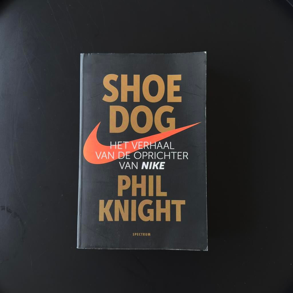 Shoe Dog Phil Knight, Boeken, Ophalen of Verzenden, Zo goed als nieuw, Cartoons