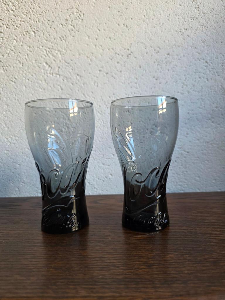 2 Coca-Cola glazen grijs/zwart, Glas of Glazen, Ophalen of Verzenden, Overige stijlen, Glas
