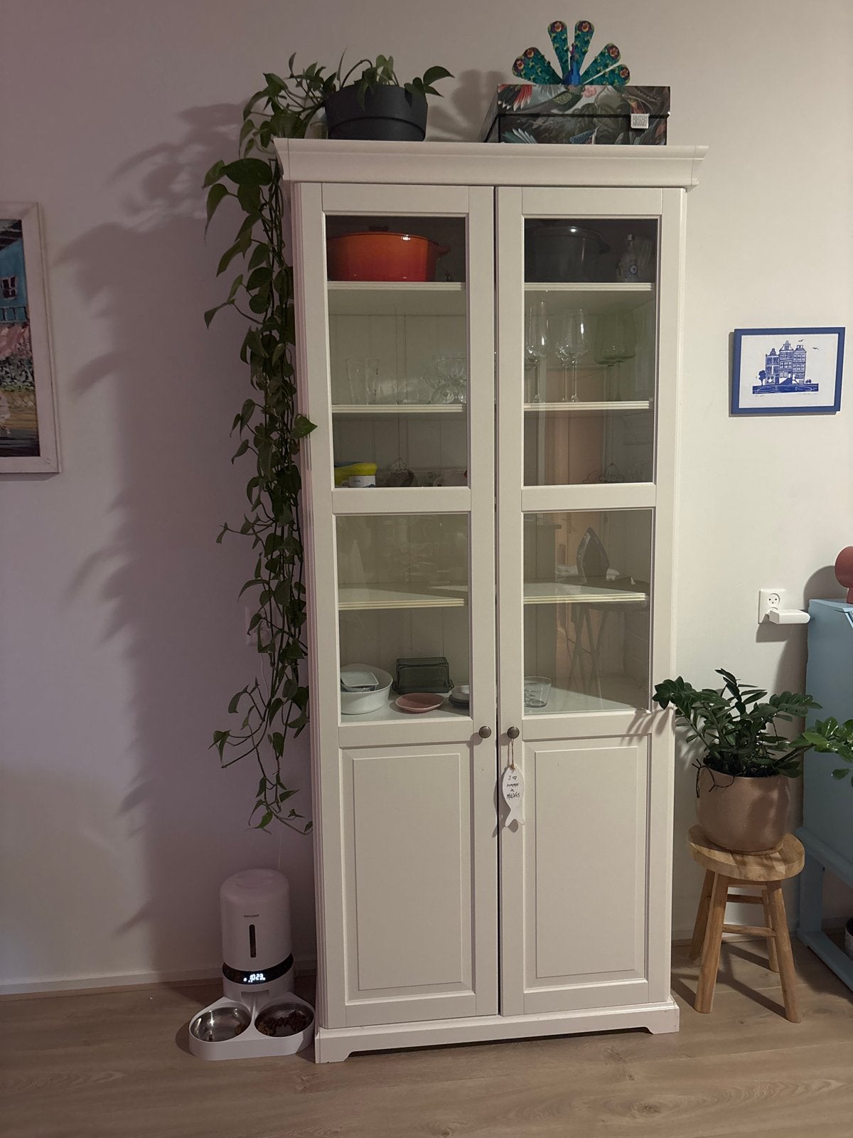 Witte vitrinekast met glazen deuren, Gebruikt, 150 tot 200 cm, 25 tot 50 cm, Overige houtsoorten