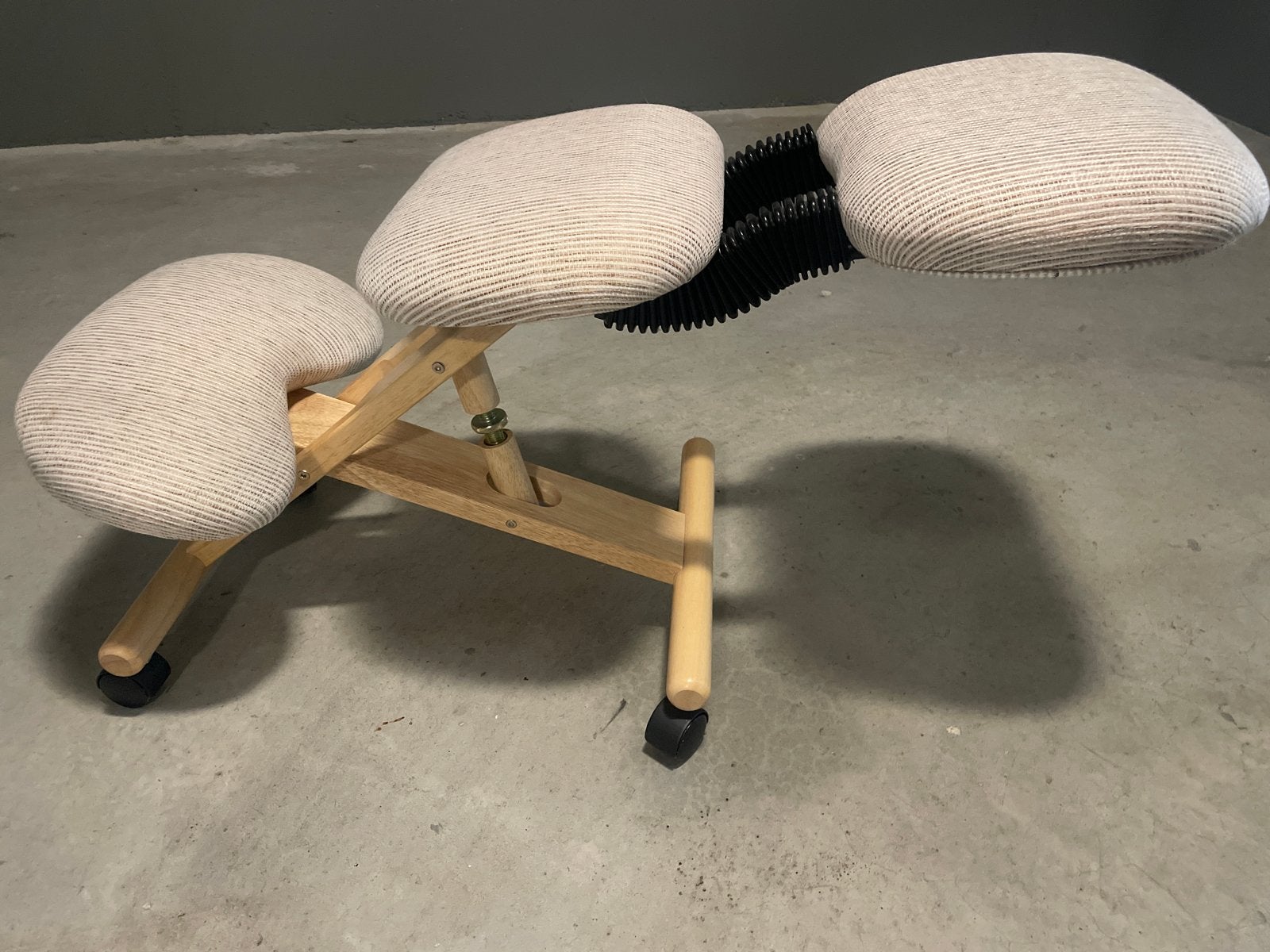 Verstelbare ergonomische kniestoel merk Cinius, Ophalen, Beige, Zo goed als nieuw, Bureaustoel