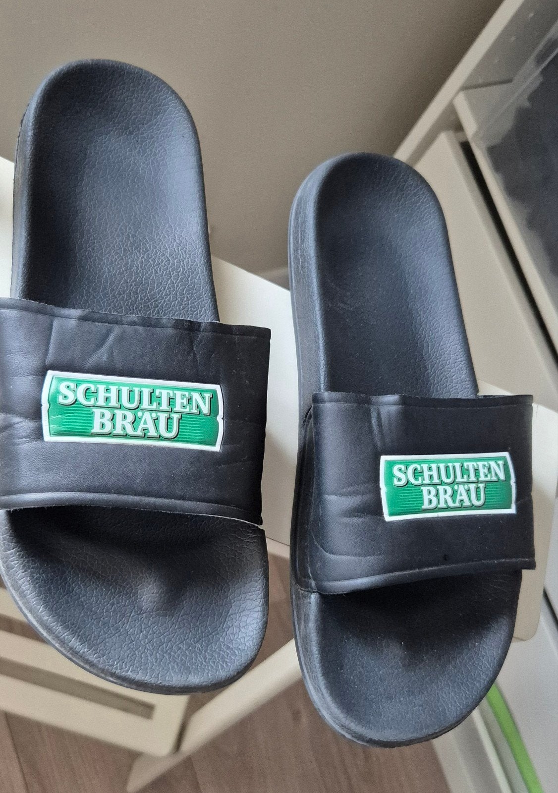 Limited Edition Schultenbräu Slippers, Ophalen of Verzenden, Zo goed als nieuw, Zwart