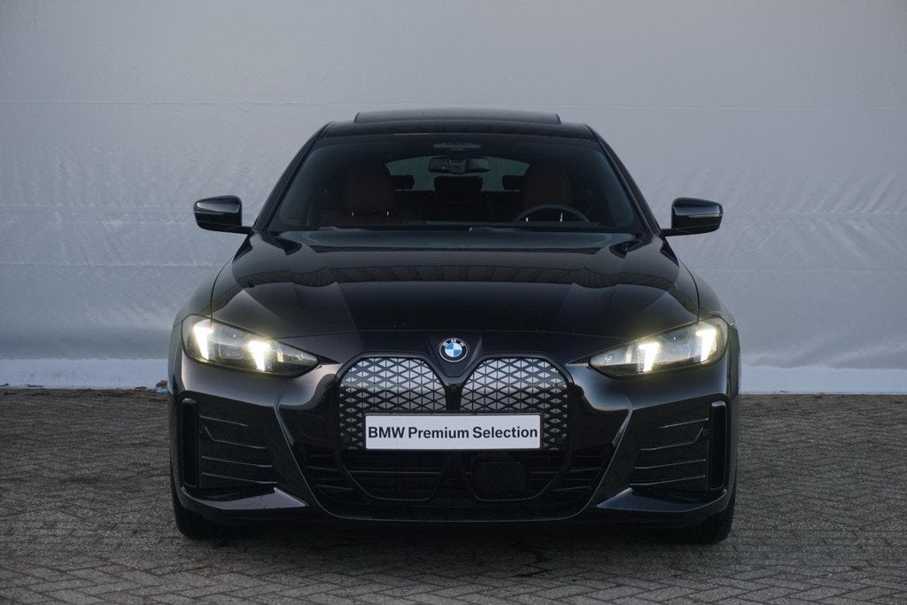 BMW i4 Gran Coupé eDrive40 M Sportpakket Pro 19'' / Individ, Auto's, BMW, 510 min, Zwart, Met garantie (alle), 2020 kg