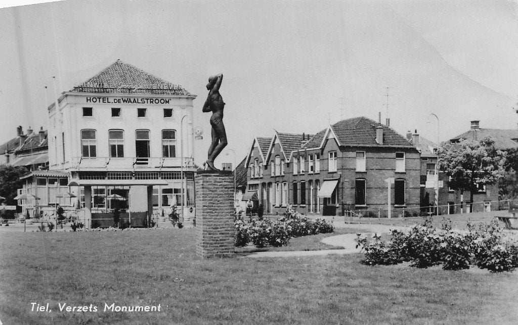 Tiel - Verzetsmonument (liggend) gel. 1959, Ophalen of Verzenden, 1940 tot 1960, Gelopen, Gelderland