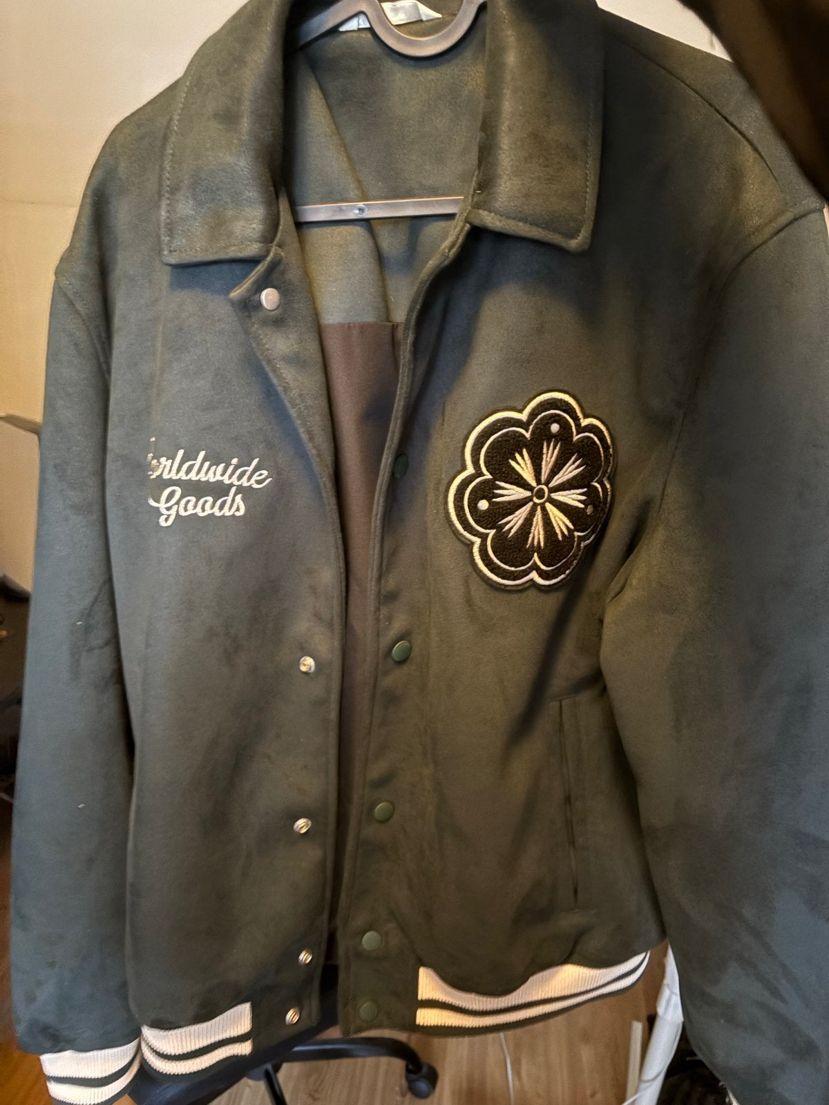 Groen Zara Varsity Bomberjack met 'Worldwide Goods' borduurs, Ophalen, Zo goed als nieuw, Maat 48/50 (M), Groen