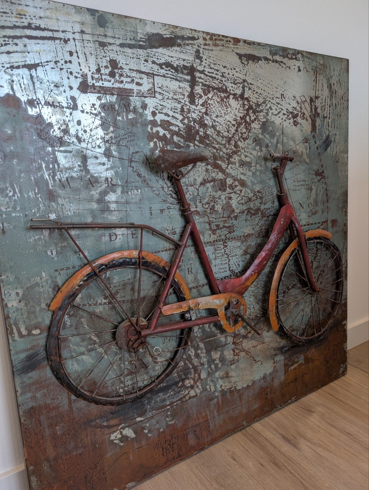 Vintage metal wanddecoratie fiets op wereldkaart, Ophalen, Metaal, Wandsculptuur, Gebruikt