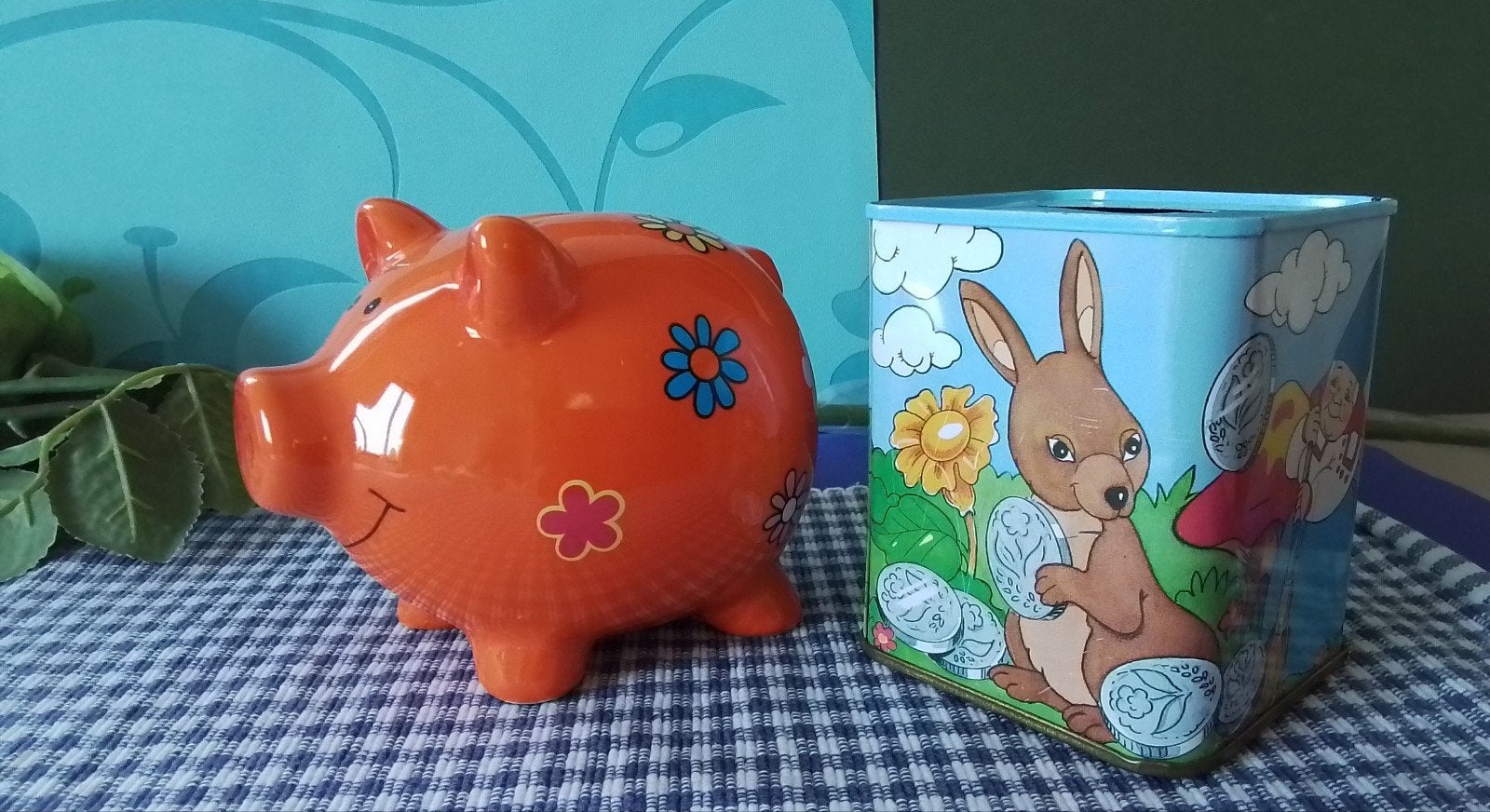 2 schattige spaarpotjes, varken en konijn op blik, hoogte 9., Verzamelen, Spaarpotten, Ophalen of Verzenden, Gebruikt, Steen, Aardewerk of Keramiek