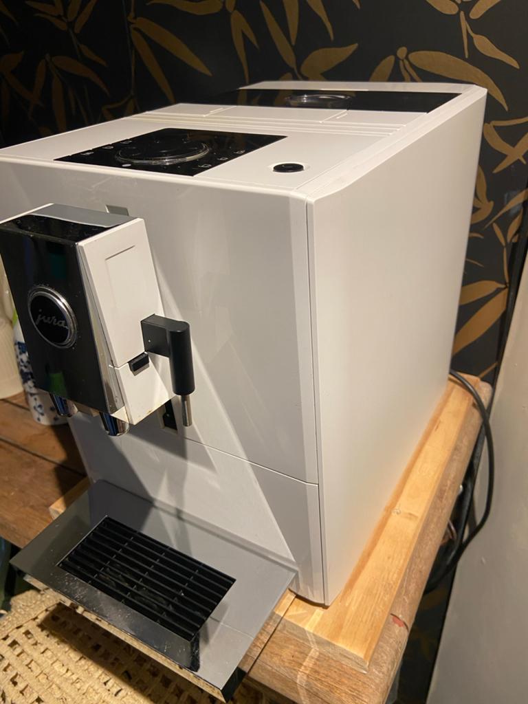 Jura A7 - Compacte en stijlvolle volautomaat, Witgoed en Apparatuur, Koffiezetapparaten, Ophalen, Afneembaar waterreservoir, Gebruikt