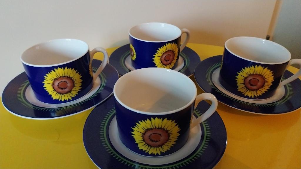 4 x kop en schotel DE Kahla Germany blauw en zonnebloem, Huis en Inrichting, Keuken | Servies, Ophalen of Verzenden, Zo goed als nieuw
