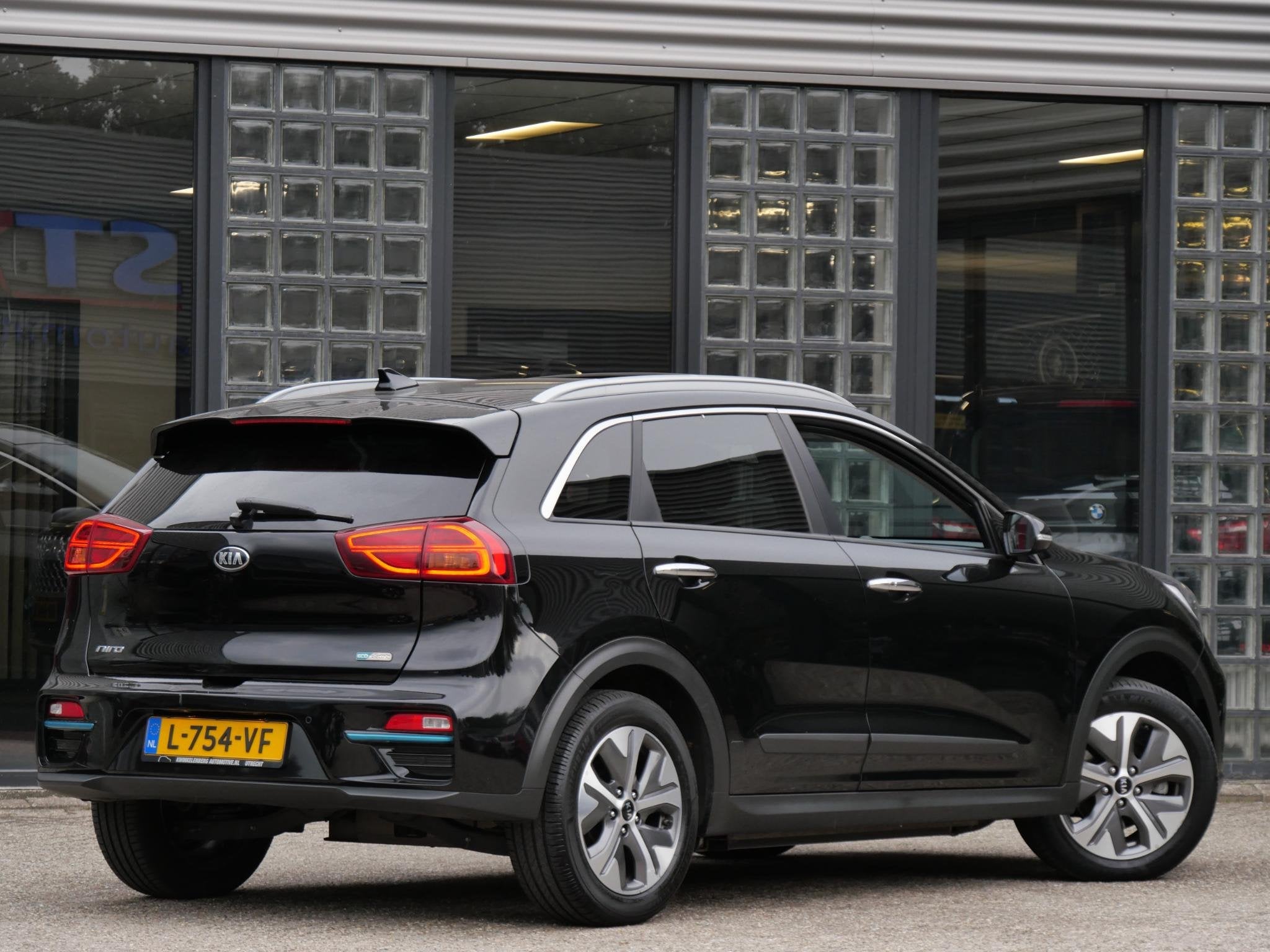 Kia e-Niro 64kWh DYNAMICPLUSLINE/ SCHUIFDAK/ SOH 97%/ NL-AUT, Auto's, Gebruikt, 1712 kg, Leder en Stof, Zwart