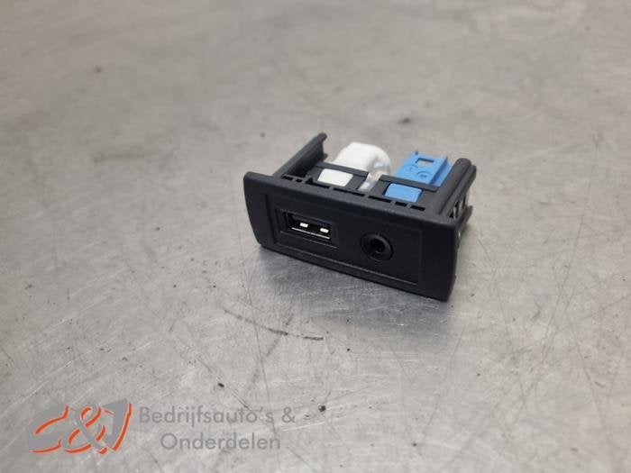 AUX/USB aansluiting van een Mercedes Vito, Gebruikt, -, Ophalen of Verzenden, -