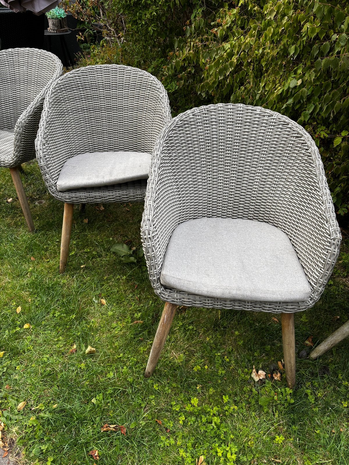 Gratis ophalen 4 tuinstoelen, grijs met houten poten, Ophalen, Gebruikt, Kunststof