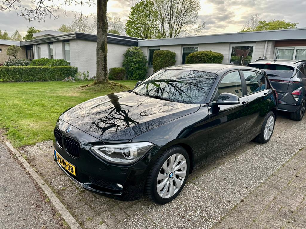 BMW 1-Serie 116I 100KW 5DR Aut8 2013 Zwart 81.000 km!, Auto's, BMW, 4 cilinders, Zwart, 1200 kg, 650 kg