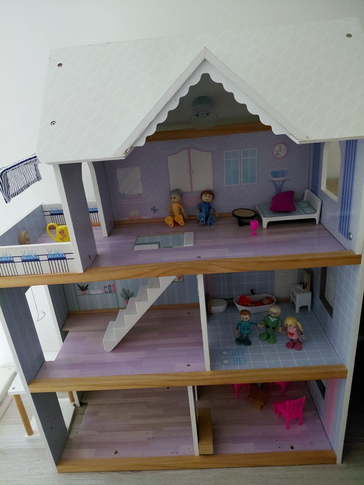 Groot houten poppenhuis met meubels en poppen, Ophalen, Gebruikt, Poppenhuis