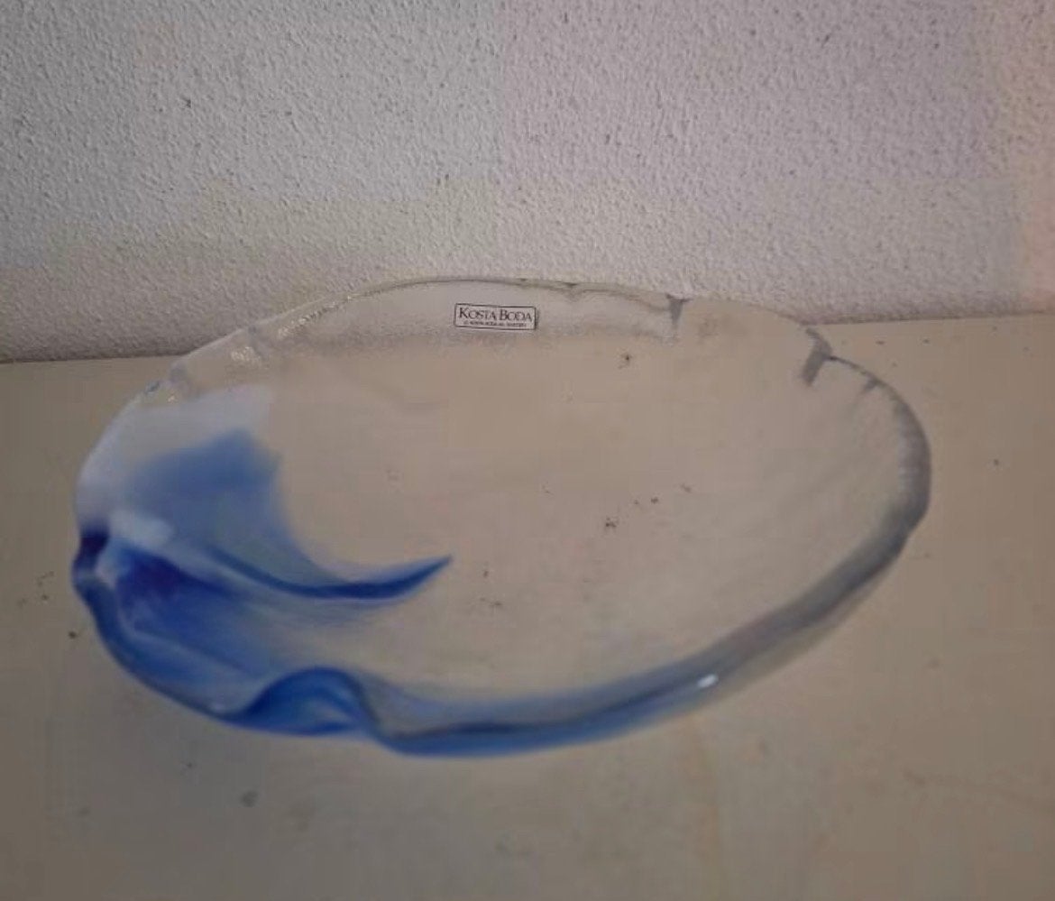 Kosta Boda glazen schaal met blauwe accenten, Ophalen of Verzenden
