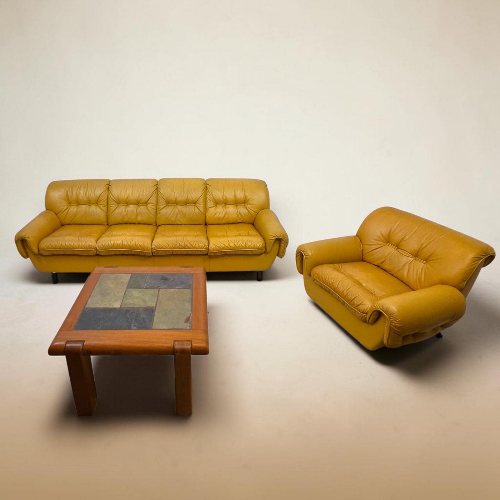 70s Italiaans lederen zithoek brutlist mid century oker geel, Huis en Inrichting, Ophalen