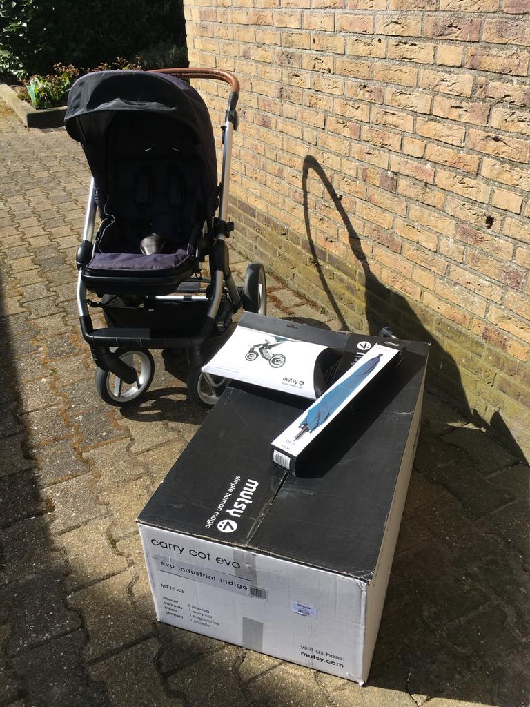Mutsy Evo 3-in-1 Kinderwagen Industrial Indigo, Kinderen en Baby's, Ophalen, Gebruikt, Combiwagen, Met reiswieg