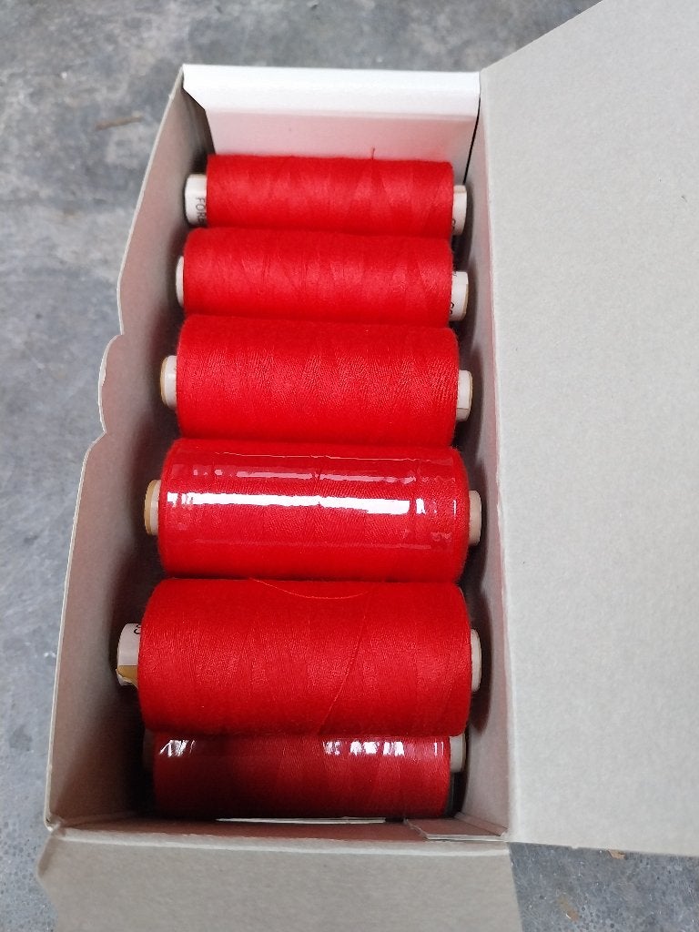 Corna Spunny naaigaren 056 rood 7 klossen van 1000 meter, Hobby en Vrije tijd, Naaien en Fournituren, Ophalen of Verzenden, Nieuw