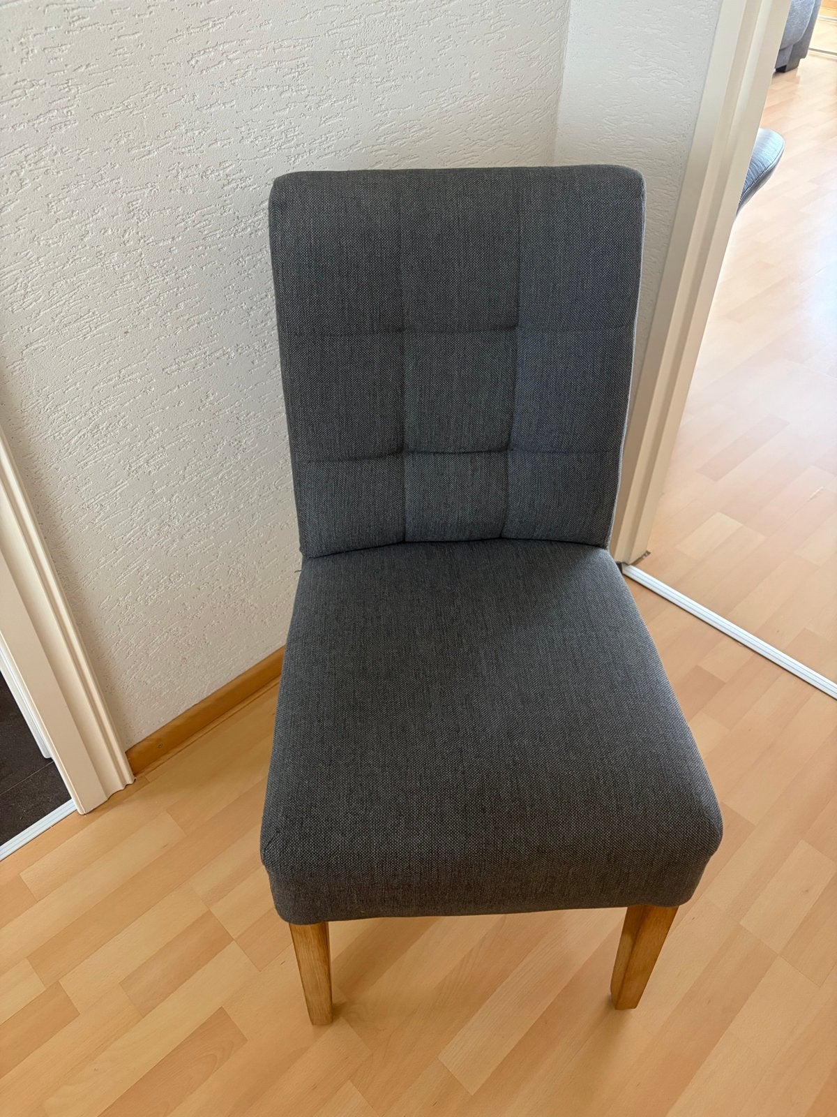 Vier Stijlvolle Grijze Eetkamerstoelen met Houten Poten, Ophalen, Zo goed als nieuw, Vier, Grijs