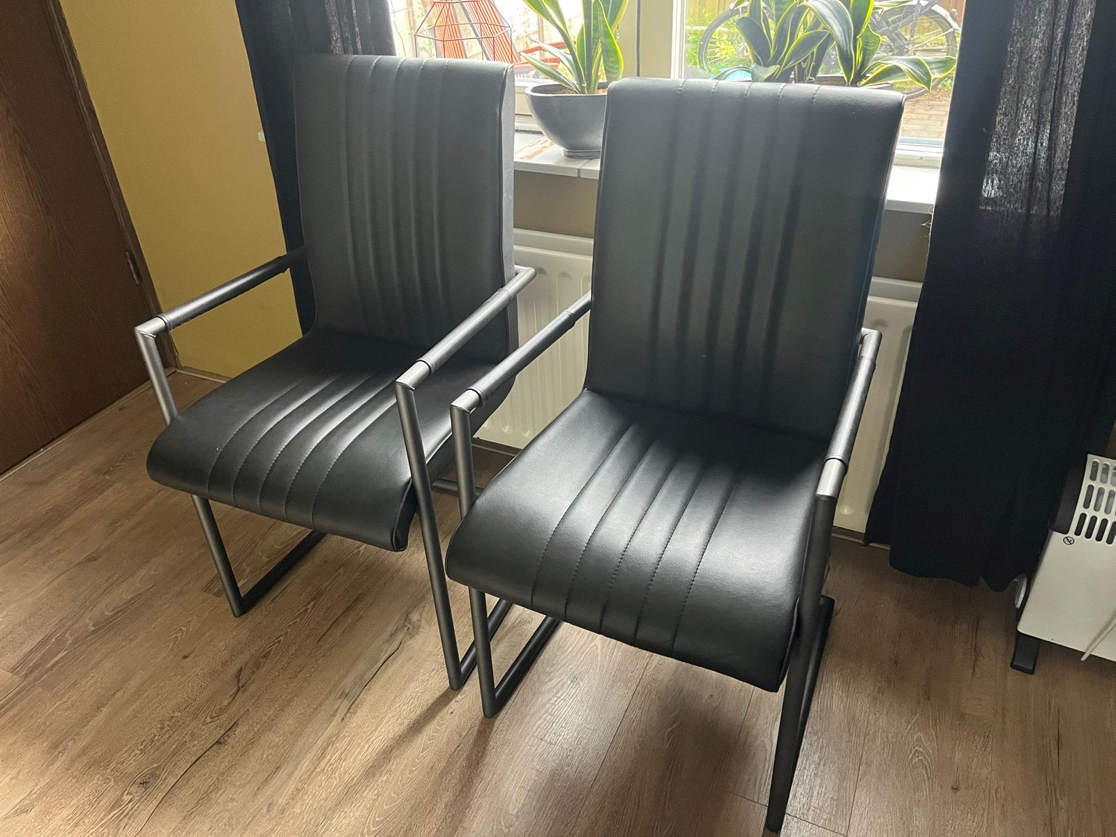 2x Zwarte Eetkamerstoelen met Armleuningen, Huis en Inrichting, Ophalen, Kunststof, Gebruikt, Twee