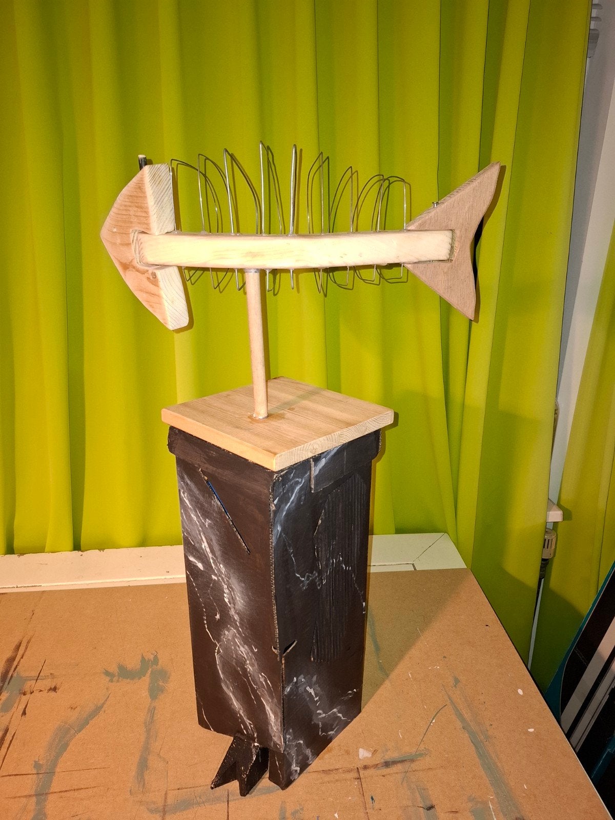 Unieke houten vis sculptuur op sokkel, Ophalen of Verzenden, Overige typen