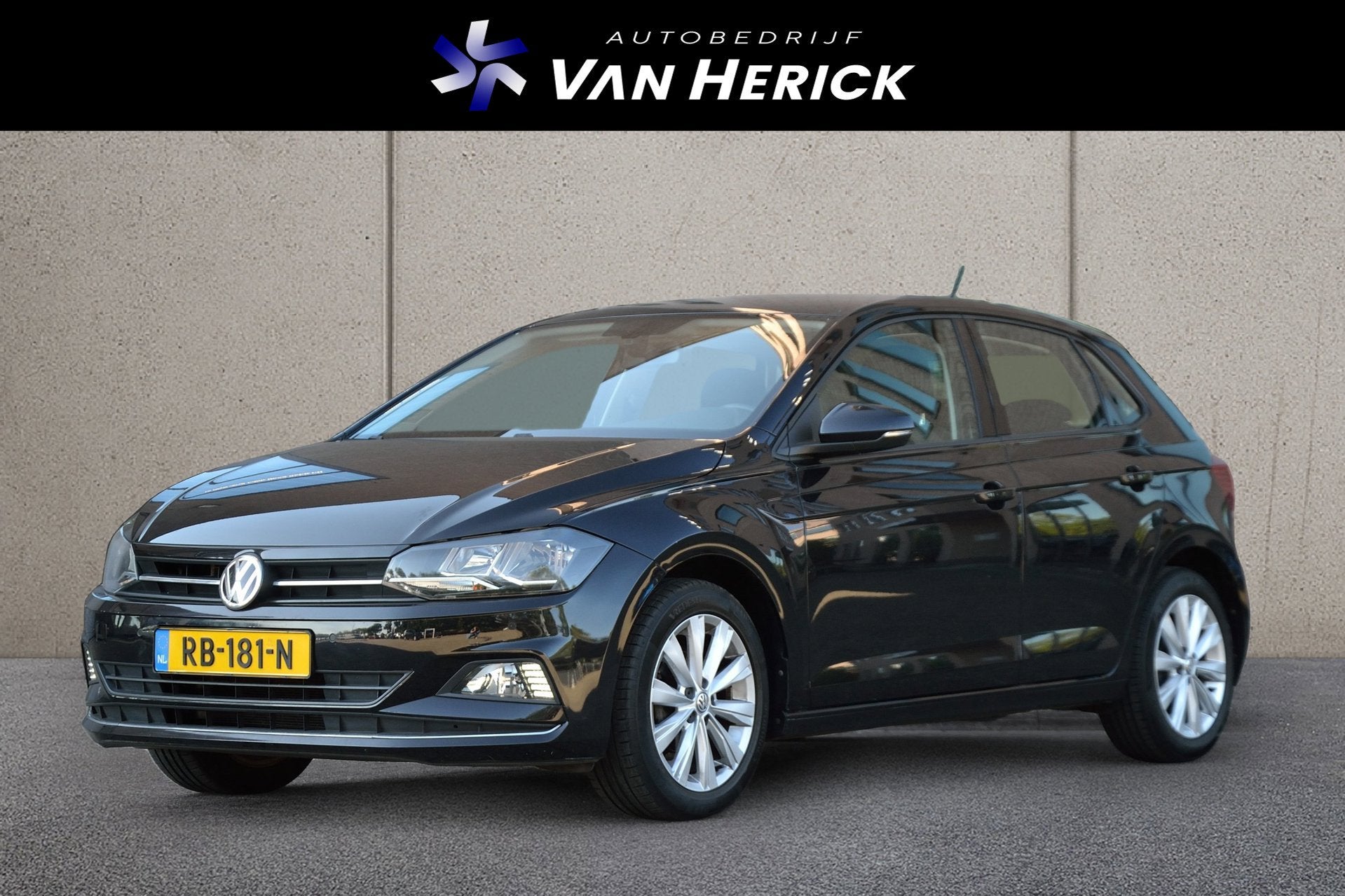 Volkswagen Polo 1.0 TSI Highline 95PK | Carplay | LM Velgen, Voorwielaandrijving, Zwart, Origineel Nederlands, Bedrijf