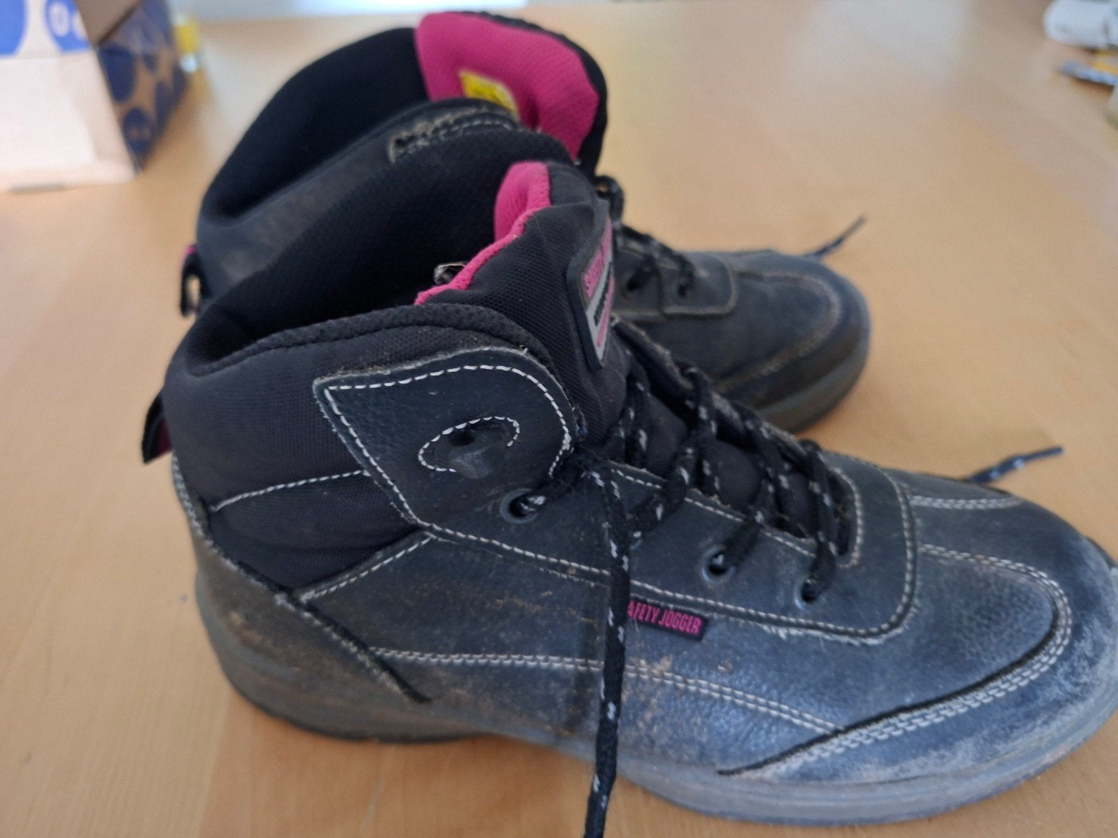 Werkschoenen met stalen neuzen, Ophalen