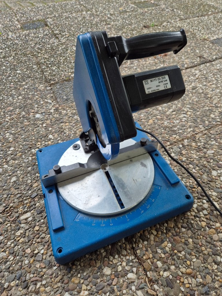 Afkortzaag / verstekzaag M1YT-ZO-205 – 750W – 205 mm, Doe-het-zelf en Verbouw, Gebruikt, Afkortzaag, 30 tot 70 mm, 1200 watt of meer