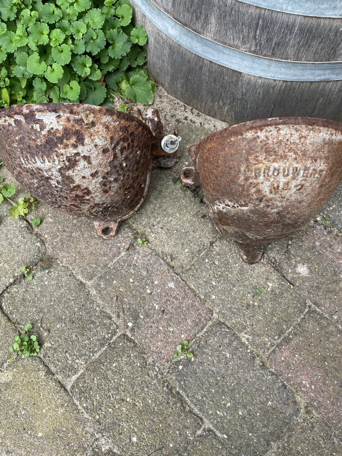 Antieke gietijzeren koeien drinkbakken  (2 stuks), Ophalen