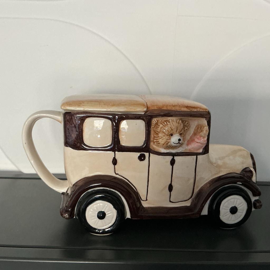 Unieke theepot in de vorm van een auto met beer, Overige typen, Ophalen of Verzenden, Zo goed als nieuw, Steen/keramiek