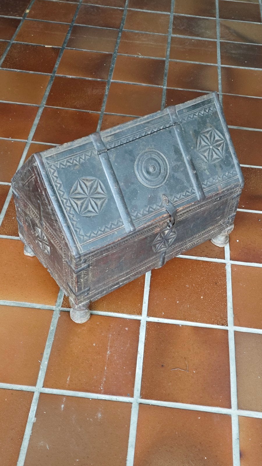 Antieke Arca / Zadeldakkist met Gedraaide Pootjes, Antiek en Kunst, Ophalen of Verzenden