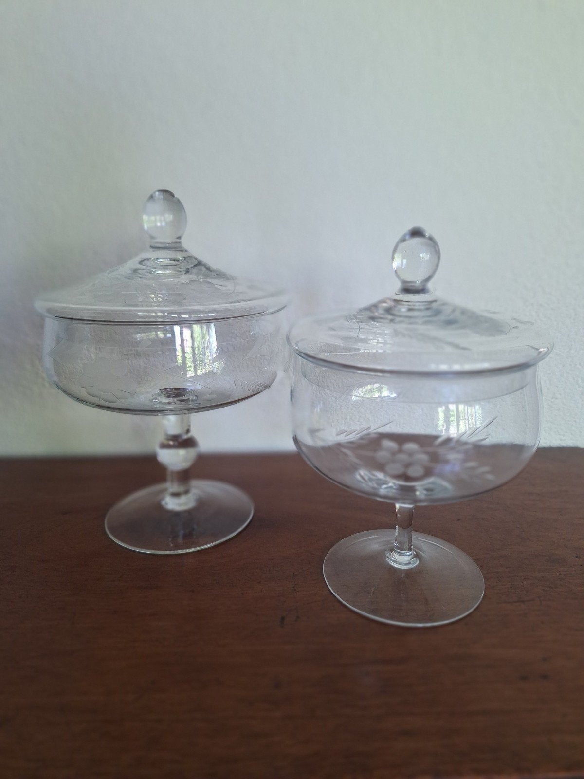 2 glazen bonbonnieres 20 en 22 cm hoog met geslepen decor., Ophalen