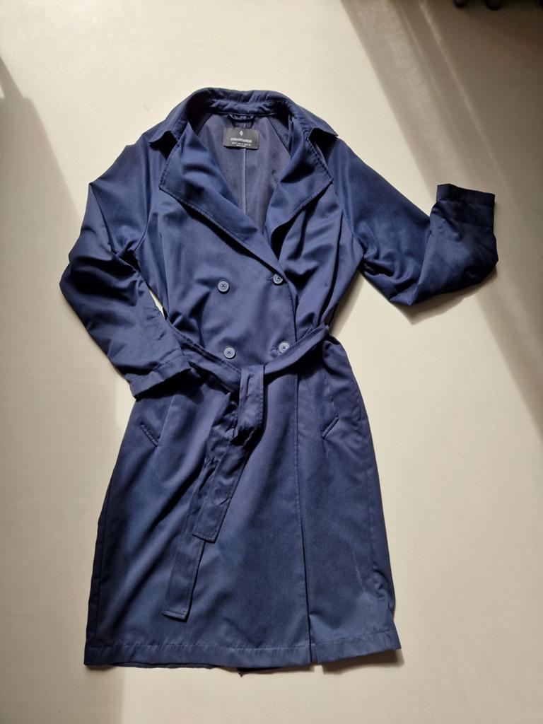 Stijlvolle donkerblauwe trenchcoat van Stradivarius mt S, Blauw, Ophalen of Verzenden, Zo goed als nieuw, Maat 36 (S)