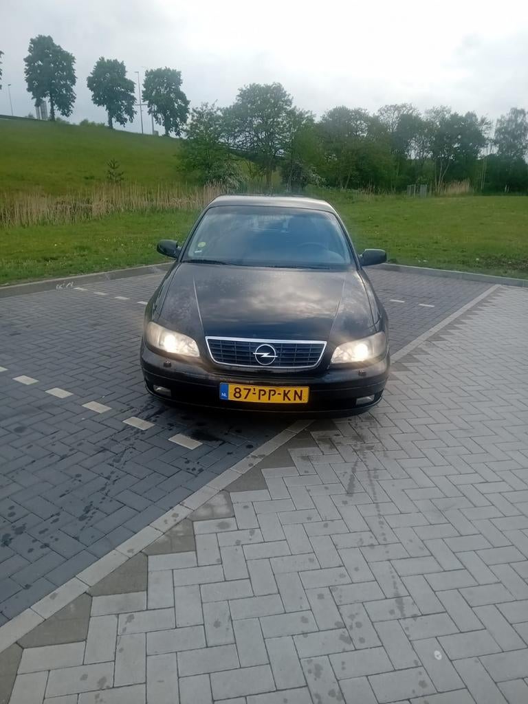 Opel Omega 2.2 I 16V SDN 2004 Zwart, Auto's, Omega, Achterwielaandrijving, 4 cilinders, 1505 kg