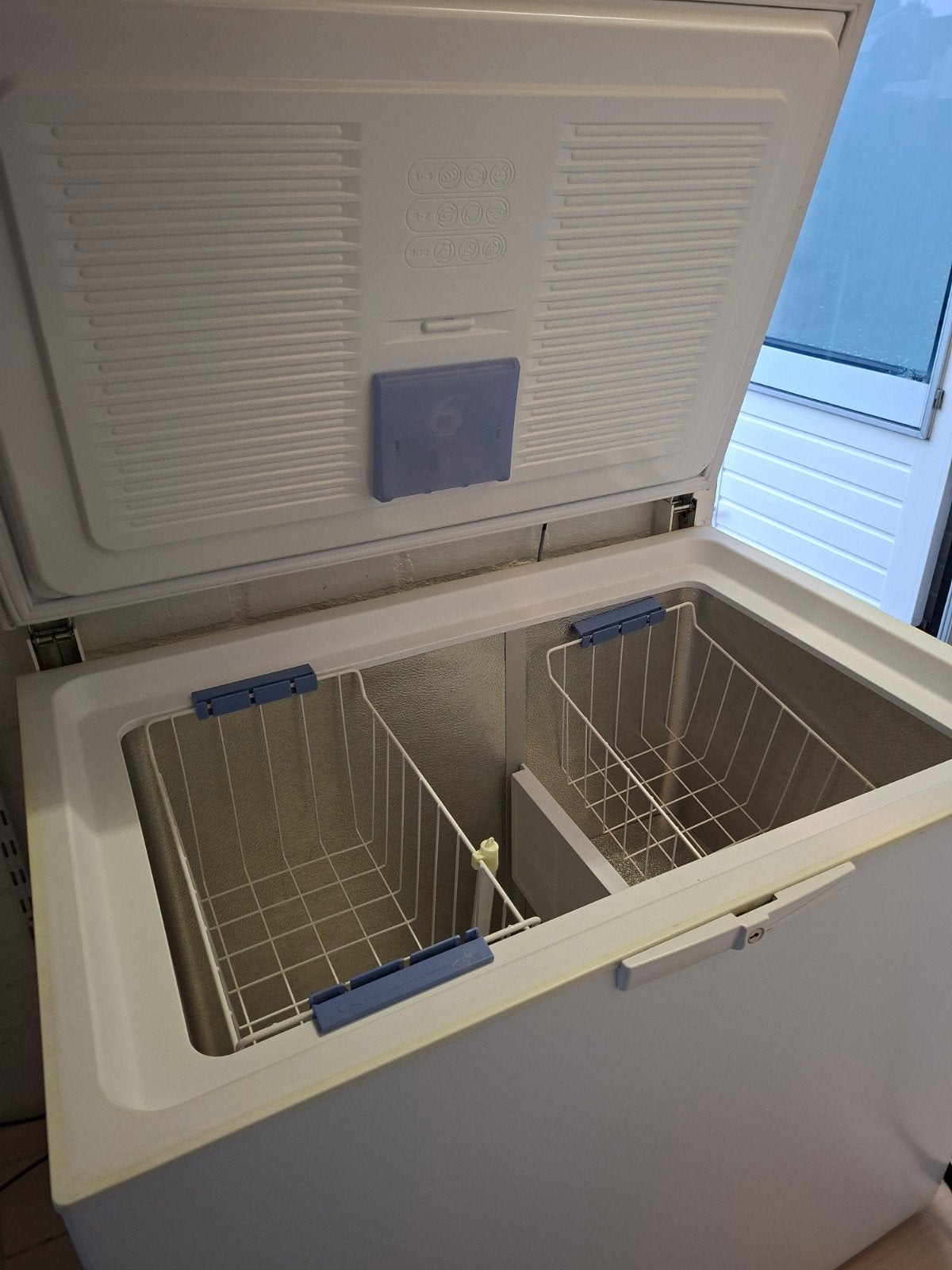 Whirlpool vrieskist met 6th Sense technologie, Vrieskist, Zo goed als nieuw, Energieklasse A of zuiniger, Vrijstaand