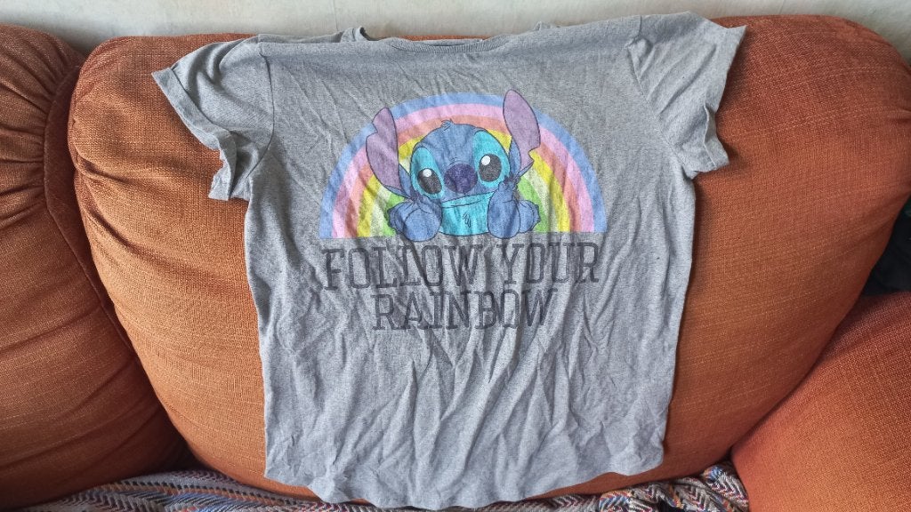 Disney Stitch T-shirt "Follow Your Rainbow" - Maat L, Maat 42/44 (L), Nieuw, Earth Positive, Ophalen of Verzenden