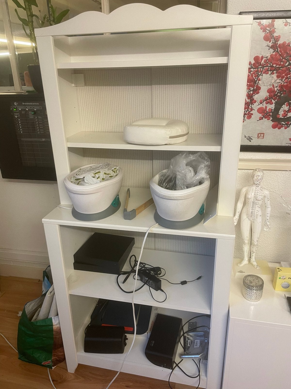 Witte kast met open vakken, Ophalen, Met plank(en), Gebruikt, 50 tot 100 cm