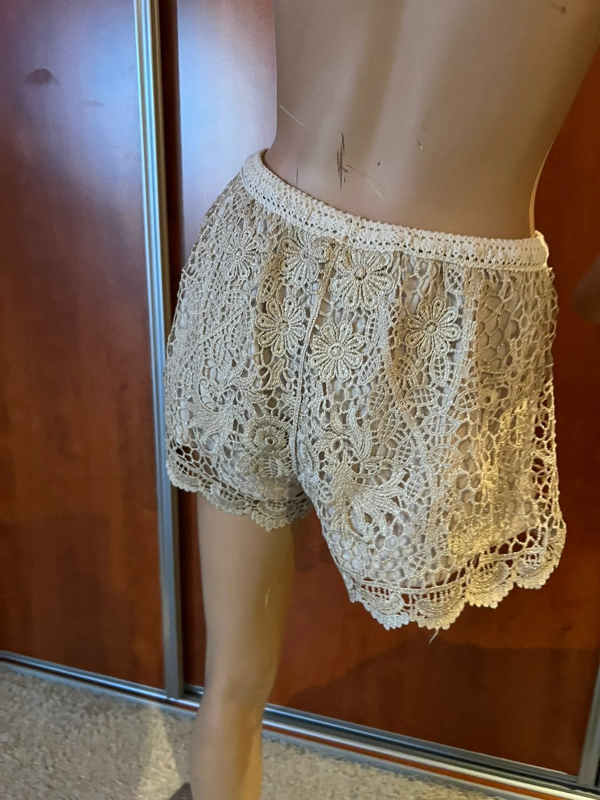 AMBIKA korte broek van kant XL GOUDKLEURIG ZGAN, Kleding | Dames, Kort, G, Maat 46/48 (XL) of groter, Ophalen of Verzenden